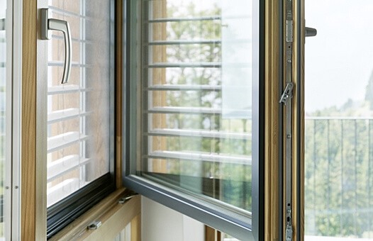 Алюминиевые окна с деревянными накладками